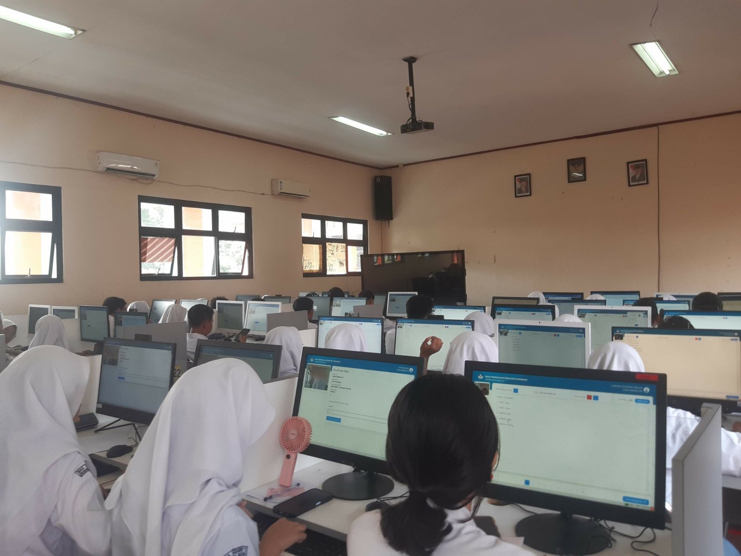 Kegiatan pembelajaran siswa SMAN 1 Cikarang Selatan di laboratorium komputer